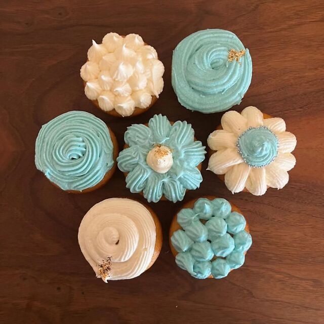 Today's work - Heidelbeer-Cupcakes mit Buttercreme 🧁  #cupcakes #vanilleteig #heidelbeeren #buttercreme #frosting #spritztechnik #übenübenüben #backen #baking